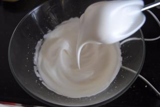 蛋清加入细砂糖打发至出现大弯勾即可，此时可以将长帝炫彩烤箱调至上下管150度预热