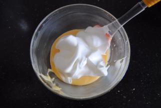 取1/3蛋白放入蛋黄糊内翻拌均匀