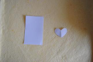 修剪出一个爱心纸模和一个学厨6寸内里高度和宽度的方形纸模