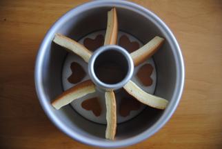 照着修剪出蛋糕块，放入模具里面备用