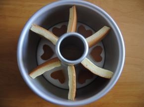 照着修剪出蛋糕块，放入模具里面备用