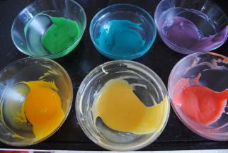 接下来重复进行1-6的步骤，蛋清打发至出现短小尖勾备用，蛋黄糊分成6等份，加入水果粉调成6个颜色