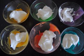 蛋白分成6等份加入蛋黄糊内翻拌均匀