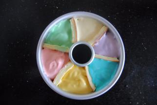 用勺子将蛋糕糊放进模具内，小心不要推翻蛋糕片隔层