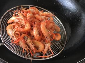 虾变色后用笊篱捞出。