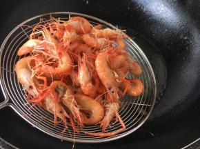 虾变色后用笊篱捞出。