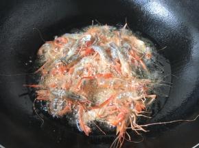 当油温升至5或者6成热时，放入小河虾。