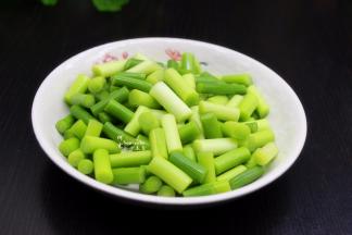 蒜薹挑选嫩的，洗净，切小段，不易过长，小段易熟不烂，辣素不会降低。