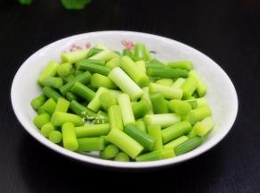 蒜薹挑选嫩的，洗净，切小段，不易过长，小段易熟不烂，辣素不会降低。