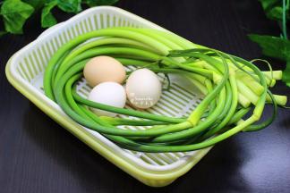 准备食材，蒜薹，土鸡蛋