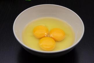 鸡蛋去壳，打入陶瓷的大碗里，用筷子顺一个方向调均