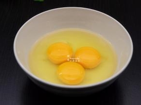 鸡蛋去壳，打入陶瓷的大碗里，用筷子顺一个方向调均
