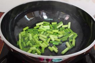 热锅，倒油，倒入切好的蒜薹，中火炒软，五成熟即可起锅
