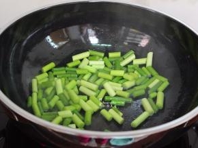 热锅，倒油，倒入切好的蒜薹，中火炒软，五成熟即可起锅