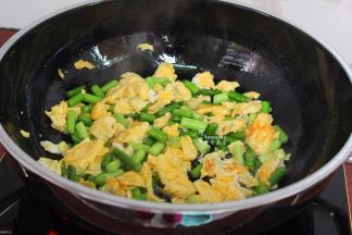 把炒好的蒜薹加入，再放盐，关火，炒均即可。记住，别炒太久，把蒜薹和鸡蛋都炒老炒烂了。