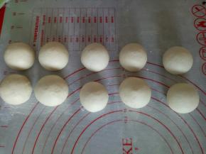 其中一份放一旁备用，一会做香菇蒂，剩下的滚圆