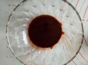 将可可粉（大概3.4克就可以了）和适量开水搅匀，最后的状态比较稠点就ok，不喜欢苦的可以加点糖粉