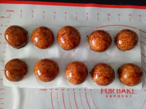 用刷子把可可糊刷到面团上，放一边等待发酵，(我刷的有点多了)上面什么也不用盖，让把表面风干，如果能出现裂纹就更好了，成品会更逼真