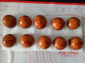 用刷子把可可糊刷到面团上，放一边等待发酵，(我刷的有点多了)上面什么也不用盖，让把表面风干，如果能出现裂纹就更好了，成品会更逼真