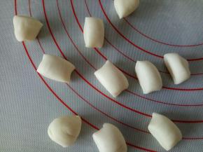 将备用的那个面团分割成10份