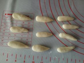 搓成长水滴状，做蘑菇蒂，
将发酵好的蘑菇头和蘑菇蒂放蒸笼，开水上锅，蒸10-15分钟，闷5分钟左右