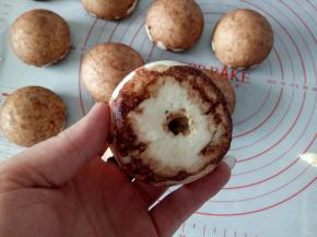 稍凉后在蘑菇头底部戳一个小洞（可可糊刷太多，都流到底子上了）