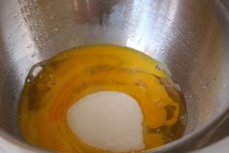 鸡蛋打散加入细砂糖，烤箱165度预热