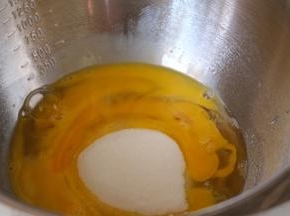 鸡蛋打散加入细砂糖，烤箱165度预热