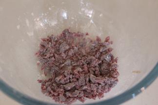 加入少量的低筋面粉搅拌均匀防粘