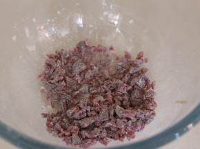 加入少量的低筋面粉搅拌均匀防粘