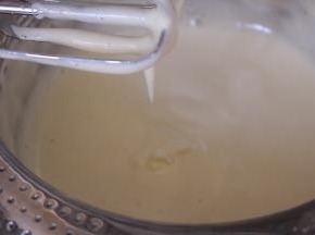 打蛋盆隔温水打发至滴落的花纹不易消失