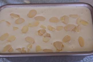 撒入适量的杏仁片