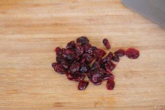 称量好的蔓越莓干