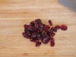 称量好的蔓越莓干