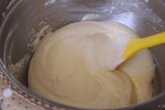 将牛奶和黄油的混合液体倒入蛋糊中，搅拌均匀