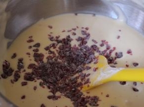 倒入蔓越莓干