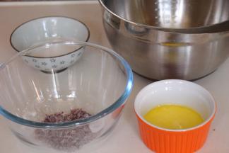 准备好所用材料，牛奶和黄油隔温水融化，然后搅拌均匀备用