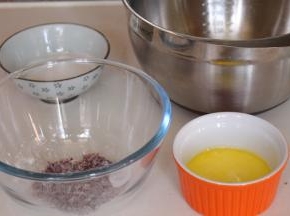 准备好所用材料，牛奶和黄油隔温水融化，然后搅拌均匀备用