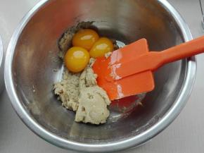 划Z字形拌至无干粉状态后放入蛋黄