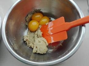 划Z字形拌至无干粉状态后放入蛋黄