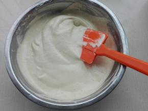 8、打发好的蛋白同蛋黄糊分三次，用翻拌手法快速轻赢的拌至均匀