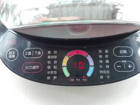 9、煎饼机提前预热，倒入蛋糊