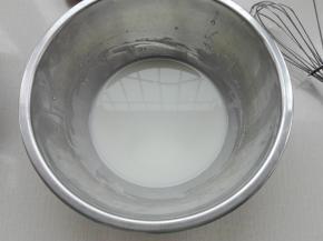 将玉米油同牛奶混合搅拌至乳化状态