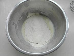 筛入新良苦荞麦蛋糕粉