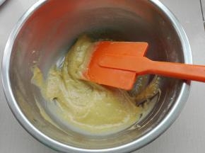 5、同样划Z形拌至滑顺的蛋黄糊