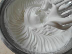 7、分三次加入糖，打发至提起打蛋头有直立小尖角