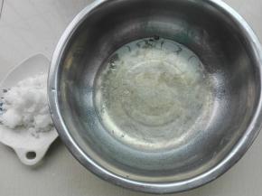 6、蛋白另放入无水无油干净盆中，滴入几滴柠檬汁或者白醋，同时备好糖