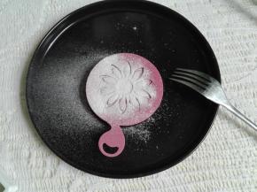 16、用花样模具入在蛋饼胚上，撒上防潮糖粉，取下模具，图案即好了，依次做好