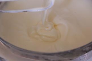 取出打蛋盆，继续打发至滴落的花纹更浓稠