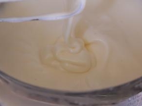 取出打蛋盆，继续打发至滴落的花纹更浓稠